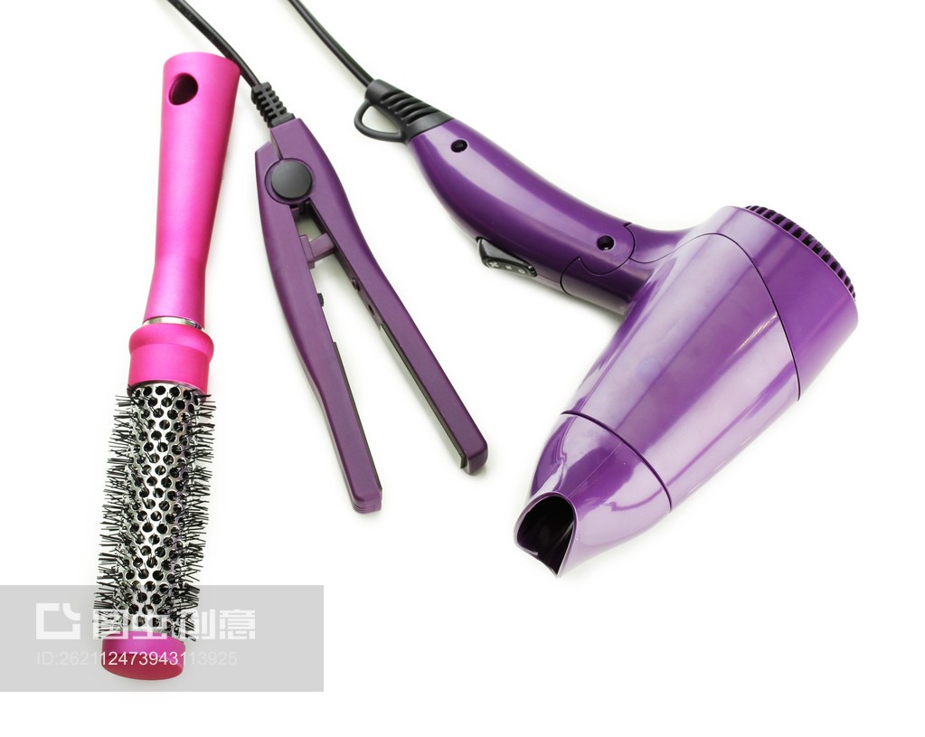 吹風機、直發器和梳子刷,隔離在白色上Hair dryer, straighteners and comb brush, isolated on white